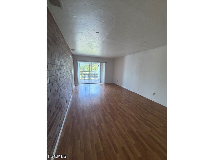 Beautiful 2-bedroom, 2-bathroom second-floor condo conveniently - photo 10