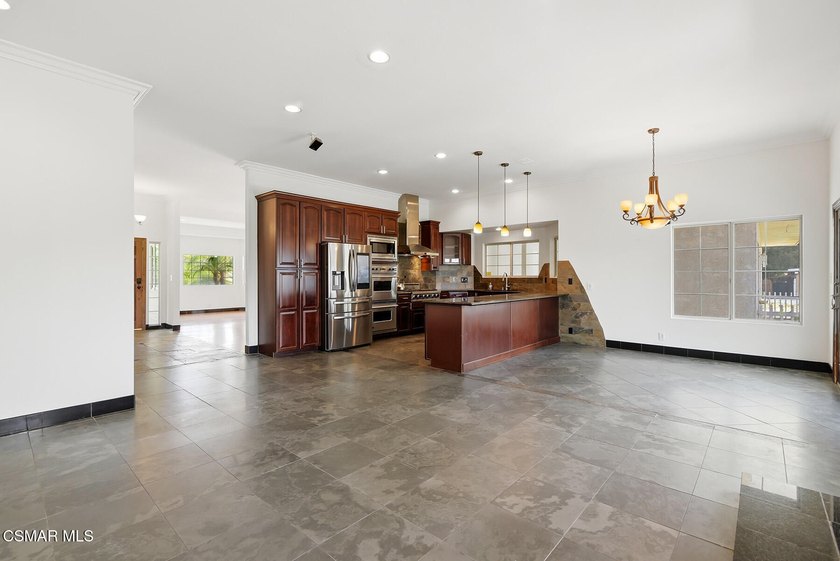 Sensational opportunity! Ideally located at the end of a quiet - photo 13