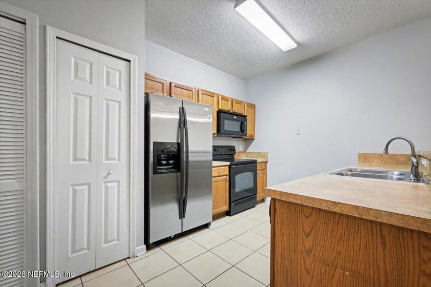 Move-in ready 2BR/2BA first-floor condo in gated Willow Ridge! - photo 3