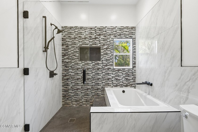 Sensational opportunity! Ideally located at the end of a quiet - photo 18