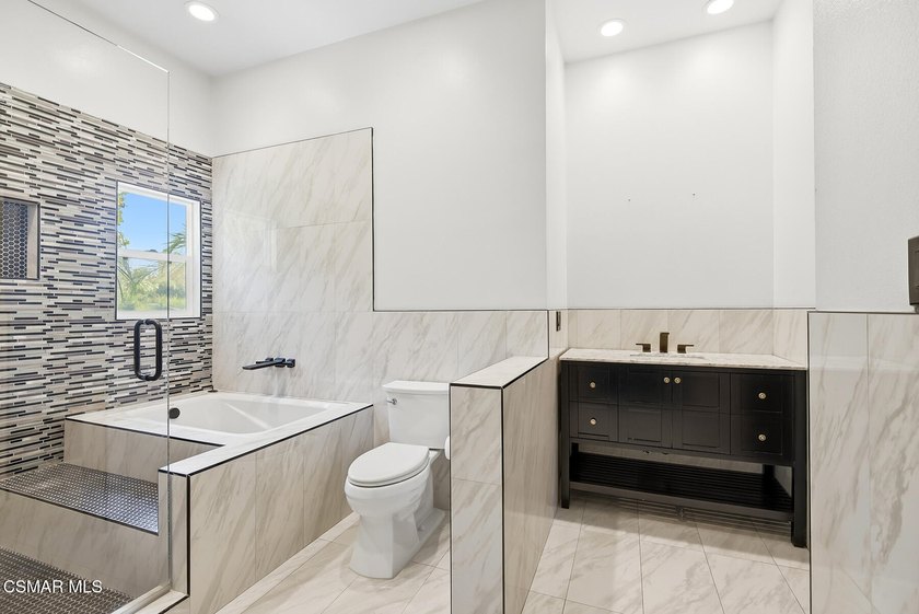 Sensational opportunity! Ideally located at the end of a quiet - photo 19