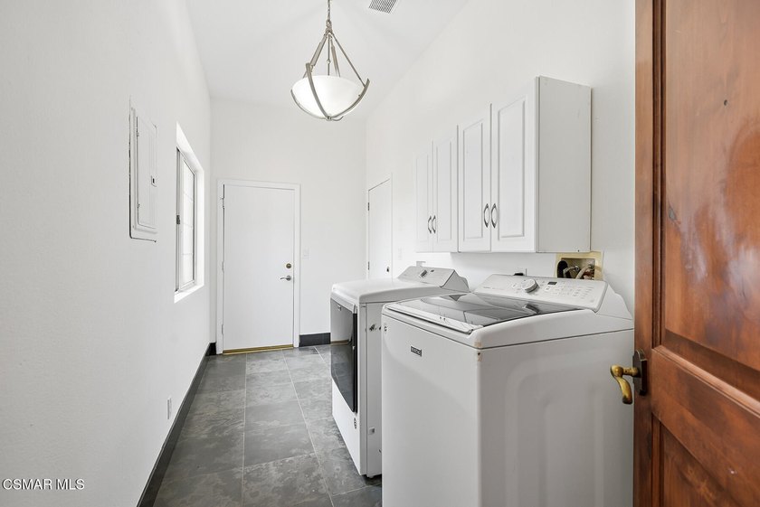 Sensational opportunity! Ideally located at the end of a quiet - photo 23