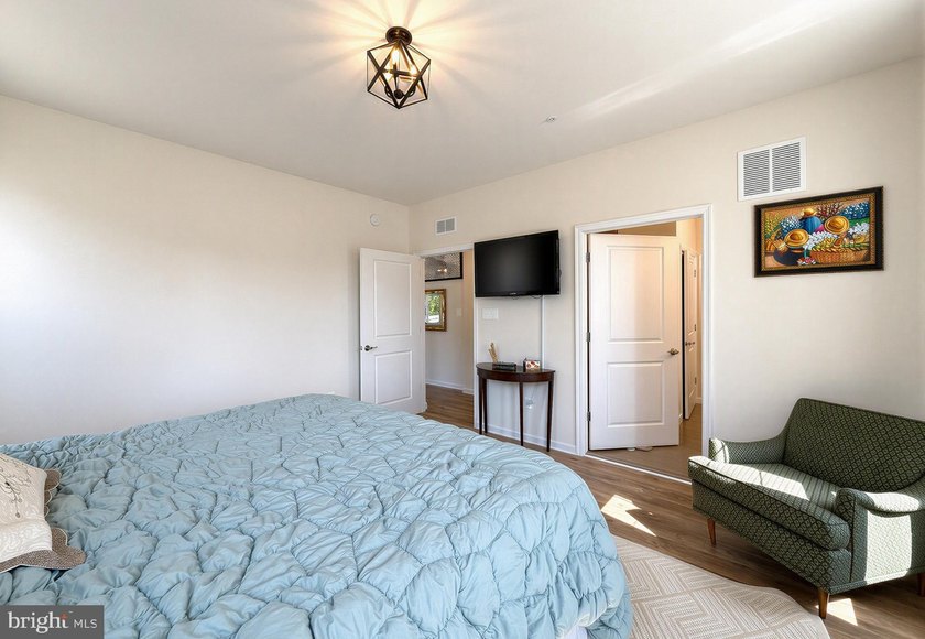 Gorgeous Leyland Park Rambler w/loft is move-in ready for you! - photo 33