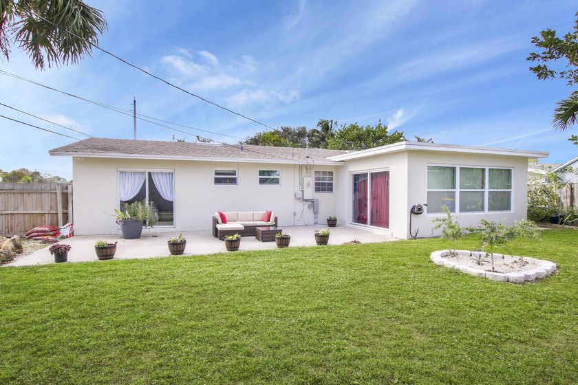 Welcome to this charming 4-bedroom, 2-bathroom home that - photo 13
