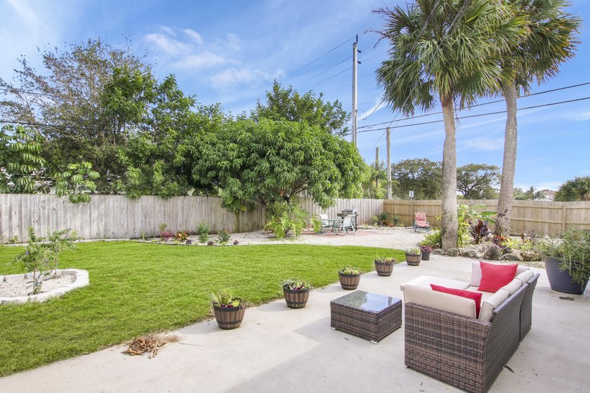 Welcome to this charming 4-bedroom, 2-bathroom home that - photo 14