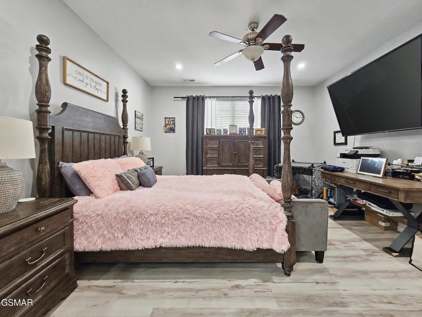 Beautifully updated 4-bedroom home in the heart of Seymour with - photo 17