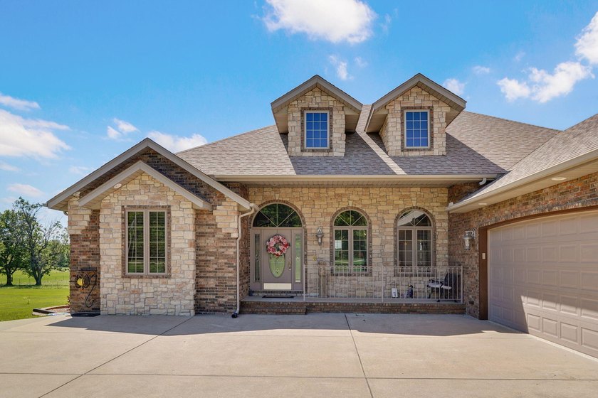 This extraordinary estate near beautiful Fellows Lake was built - photo 2