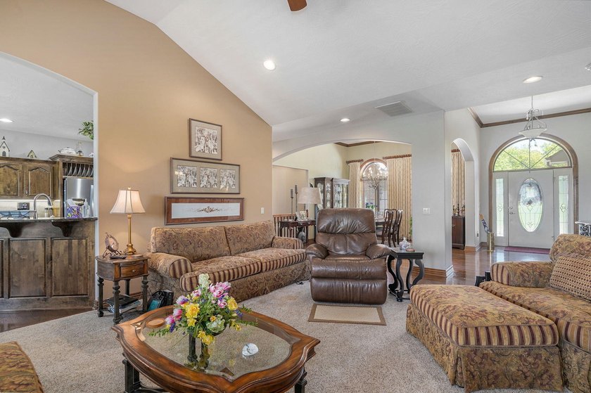 This extraordinary estate near beautiful Fellows Lake was built - photo 10