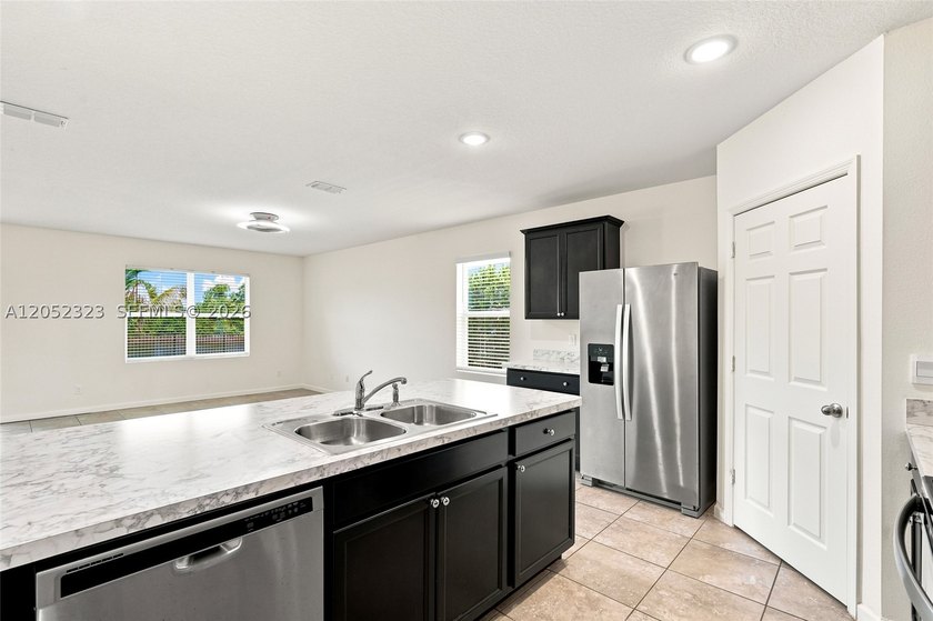 Welcome to this beautifully maintained 2021-built waterfront - photo 11