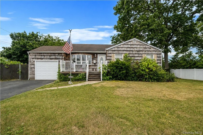 Enjoy the possibilities this charming 3-bedroom, 1-bath ranch - photo 2