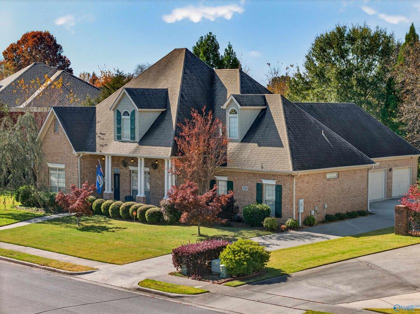 Custom one-owner home in Hampton Cove's sought-after - photo 2