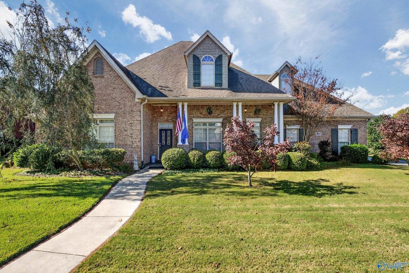 Custom one-owner home in Hampton Cove's sought-after - photo 8