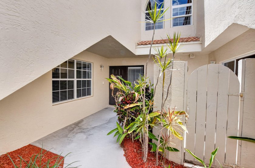 BEAUTIFULLY MAINTAINED 2-BEDROOM, 2-BATHROOM FIRST-FLOOR UNIT IN - photo 3