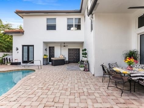 Welcome to this stunning courtyard home with 1/1 separate guest - photo 12