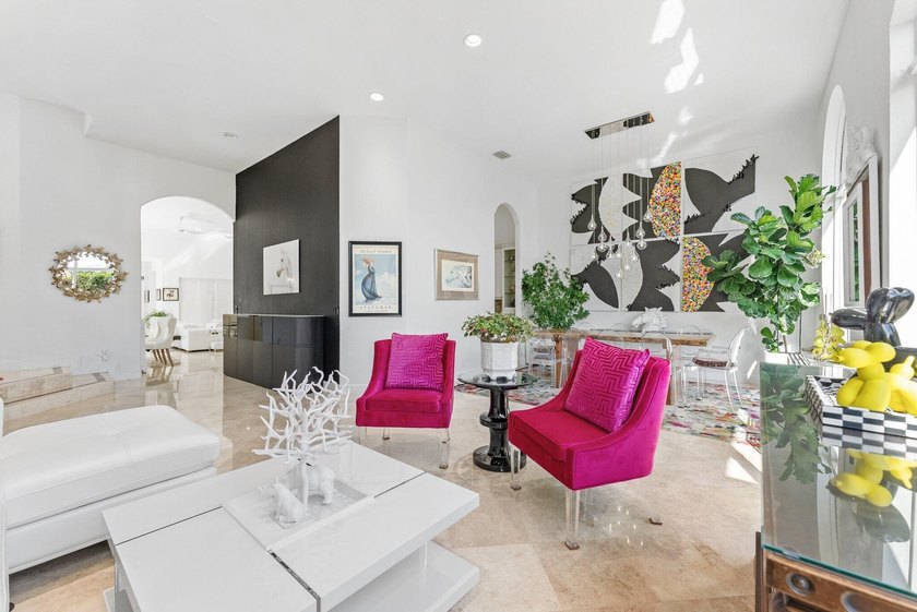 Welcome to this stunning courtyard home with 1/1 separate guest - photo 17