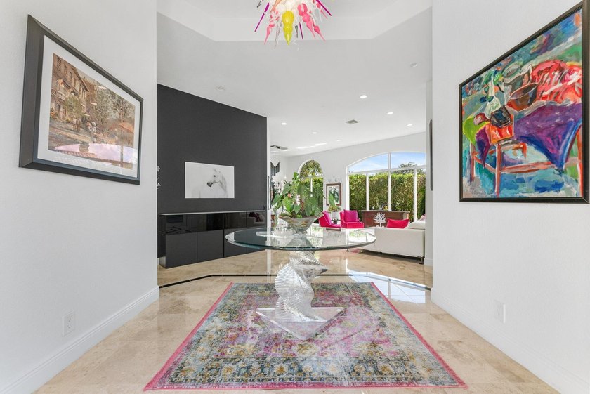 Welcome to this stunning courtyard home with 1/1 separate guest - photo 18