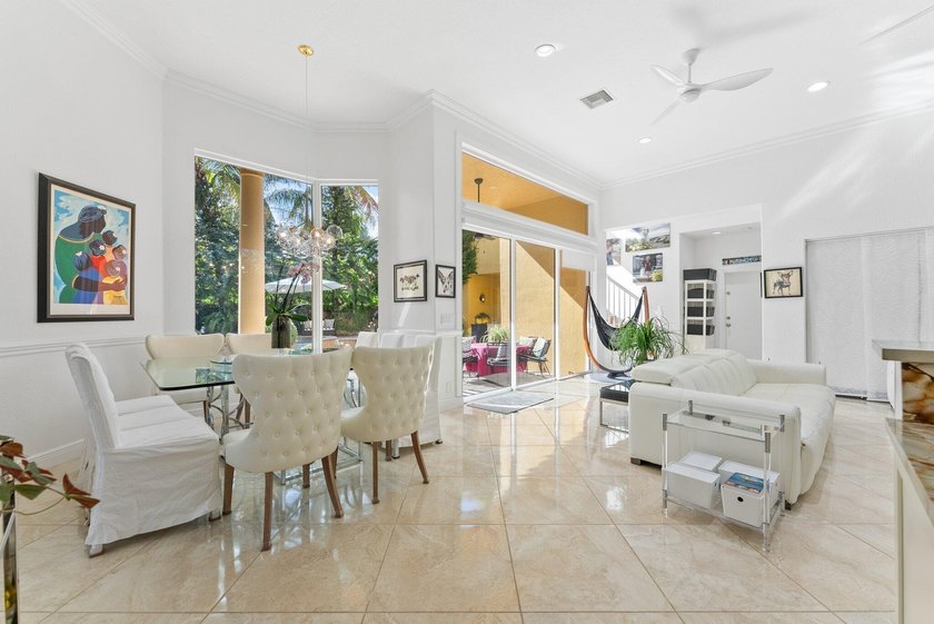 Welcome to this stunning courtyard home with 1/1 separate guest - photo 19