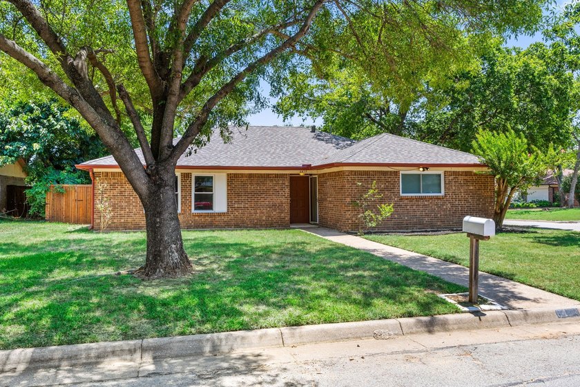 Welcome to 6419 Elm Spring Drive in Arlington! This charming - photo 2