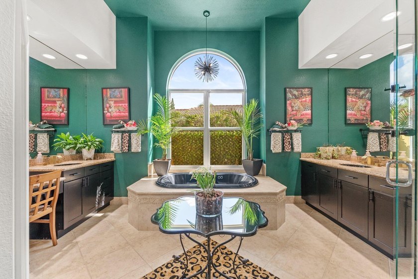 Welcome to this stunning courtyard home with 1/1 separate guest - photo 26
