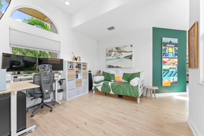 Welcome to this stunning courtyard home with 1/1 separate guest - photo 27
