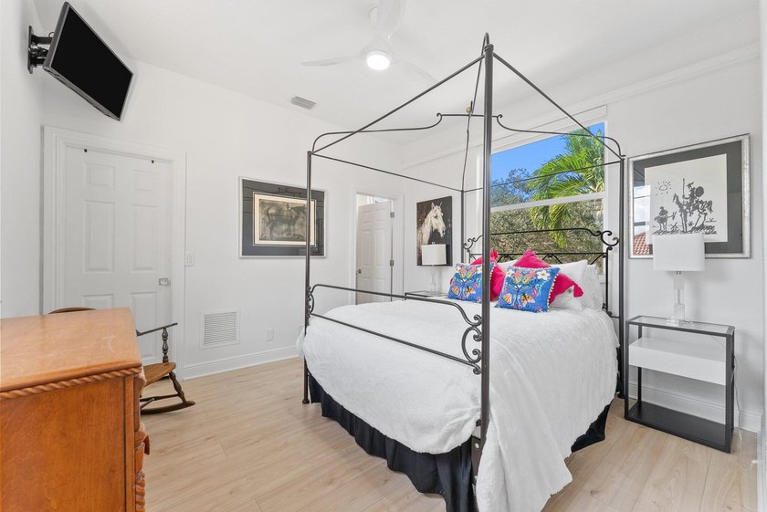 Welcome to this stunning courtyard home with 1/1 separate guest - photo 28