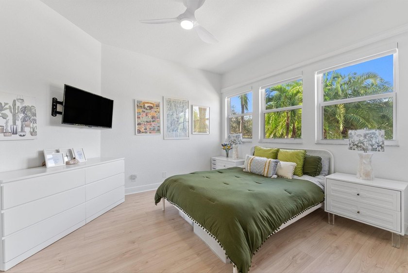 Welcome to this stunning courtyard home with 1/1 separate guest - photo 30