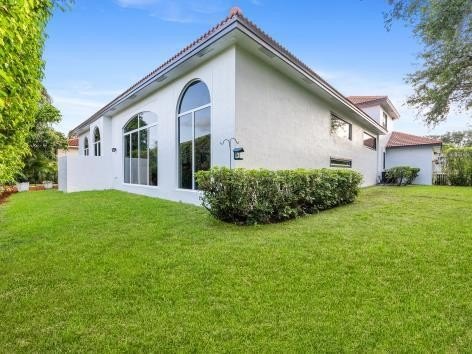 Welcome to this stunning courtyard home with 1/1 separate guest - photo 36