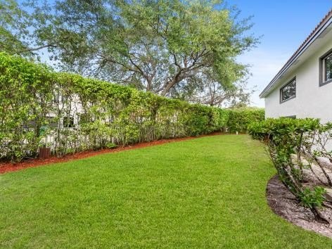 Welcome to this stunning courtyard home with 1/1 separate guest - photo 37