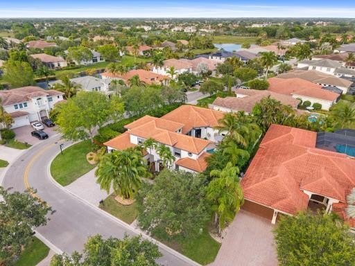 Welcome to this stunning courtyard home with 1/1 separate guest - photo 39