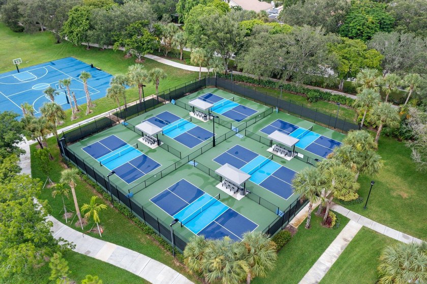 Welcome to this stunning courtyard home with 1/1 separate guest - photo 45