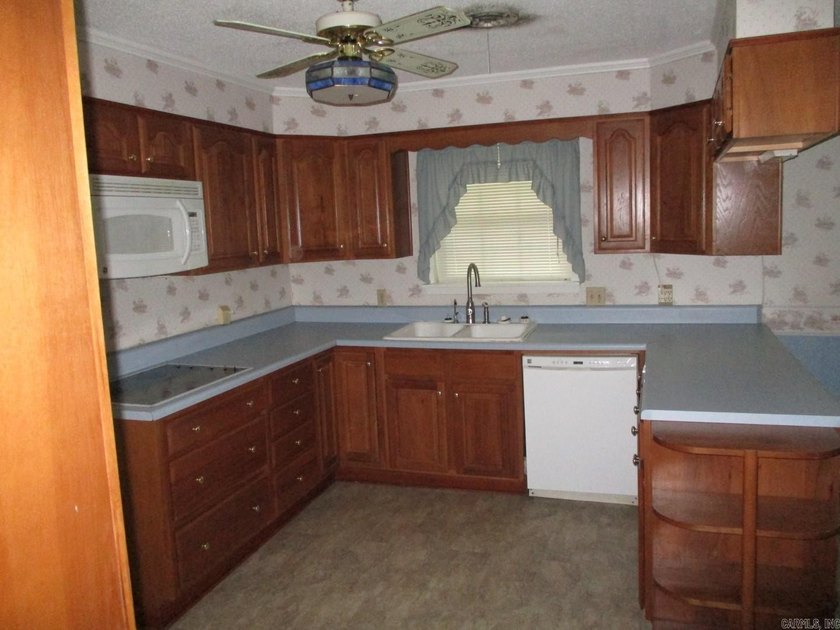 Welcome home to this spacious and well-designed property - photo 4