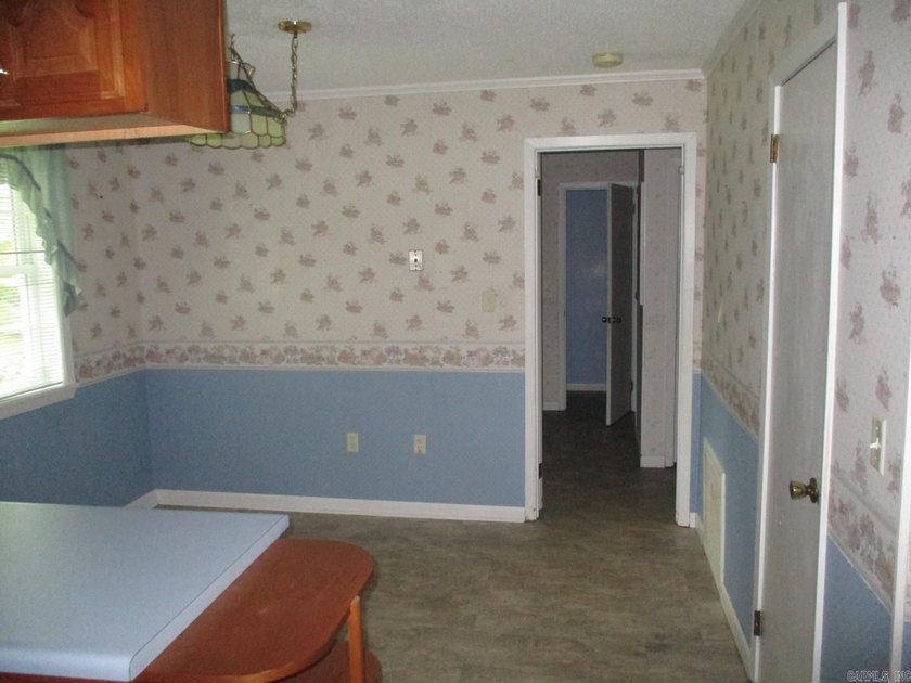 Welcome home to this spacious and well-designed property - photo 6