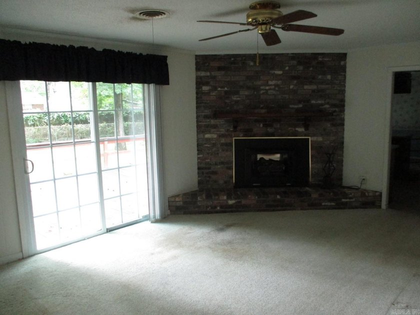 Welcome home to this spacious and well-designed property - photo 8