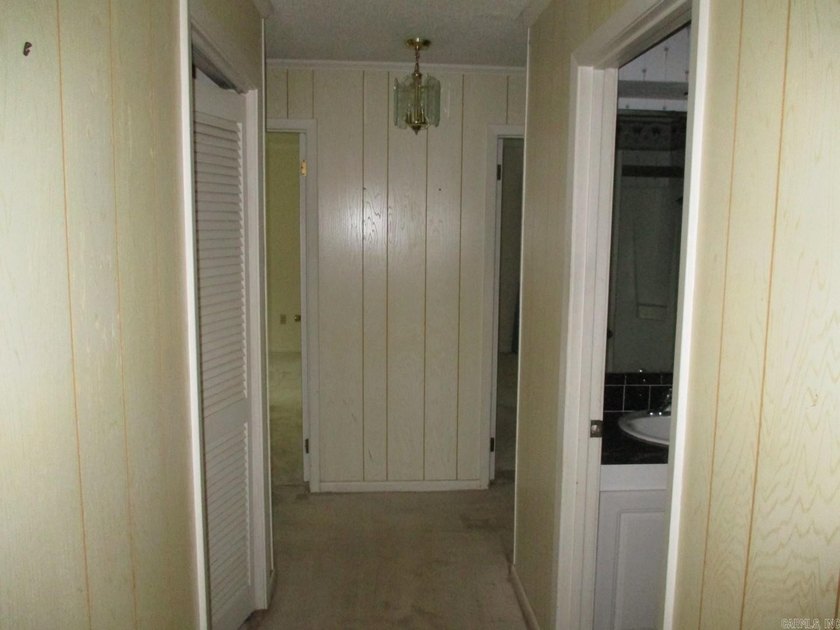 Welcome home to this spacious and well-designed property - photo 10
