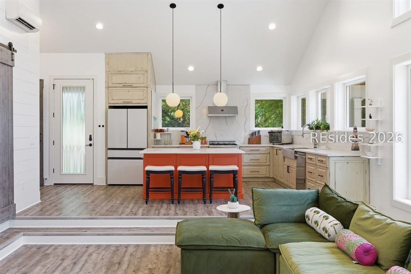 Stunning Custom-Built 4-Bedroom Home in Prime Folly Field - photo 11