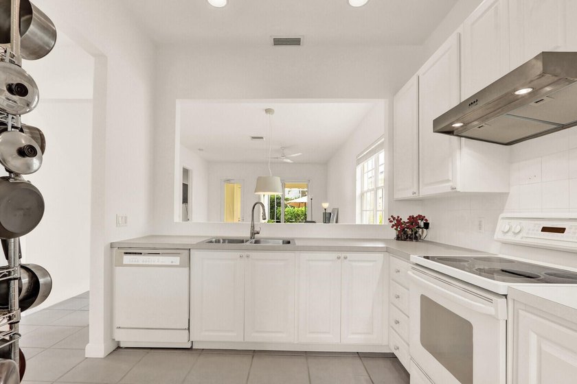 Charming 2BR/ 2 BA (NYC) style bungalow facing a large green - photo 11