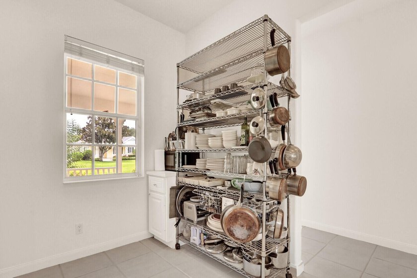 Charming 2BR/ 2 BA (NYC) style bungalow facing a large green - photo 13