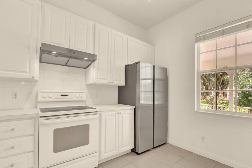 Charming 2BR/ 2 BA (NYC) style bungalow facing a large green - photo 14