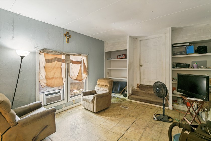 Enjoy the peaceful setting of Blue Water Oaks, a lake community - photo 5