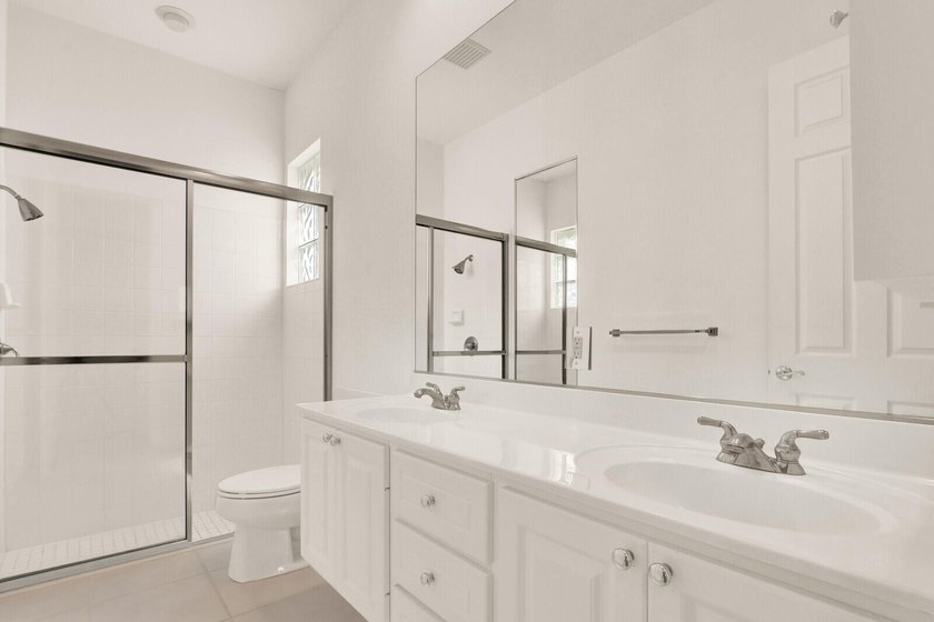 Charming 2BR/ 2 BA (NYC) style bungalow facing a large green - photo 17