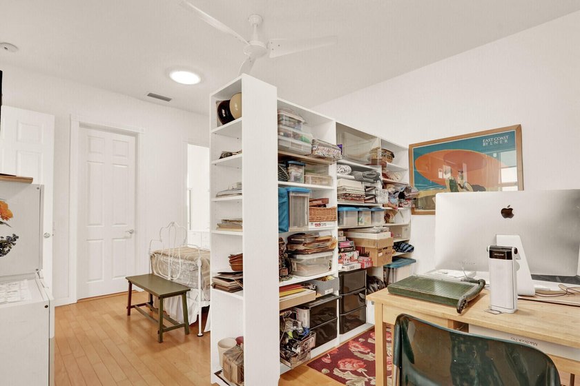 Charming 2BR/ 2 BA (NYC) style bungalow facing a large green - photo 18