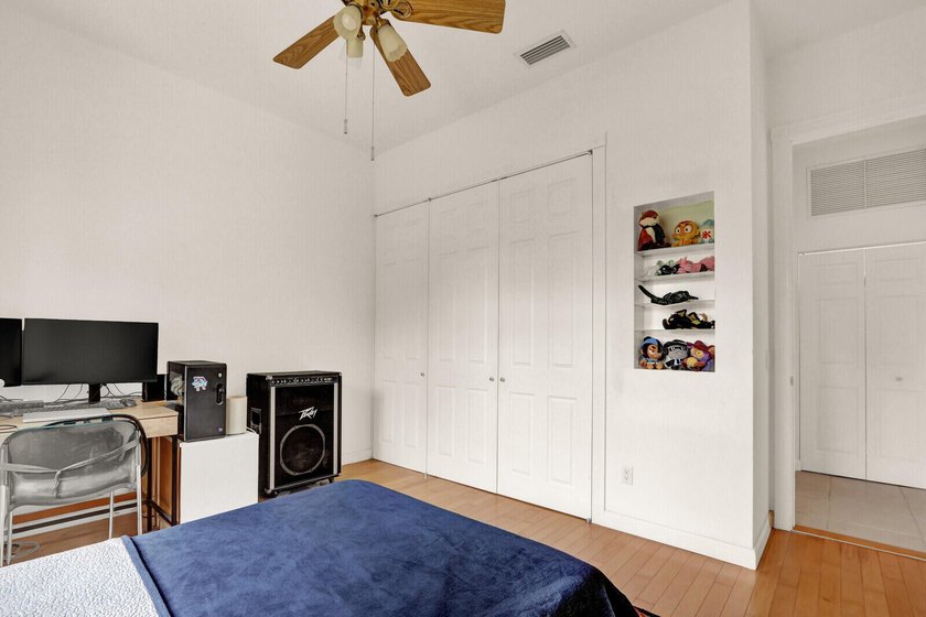 Charming 2BR/ 2 BA (NYC) style bungalow facing a large green - photo 21
