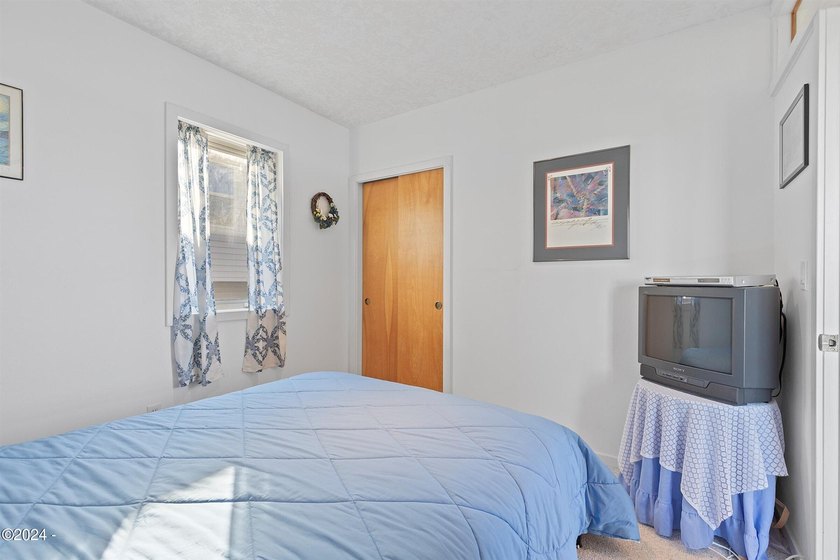 Motivated seller, submit all offers! Roads End Oceanview home - photo 24