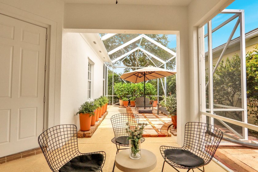 Charming 2BR/ 2 BA (NYC) style bungalow facing a large green - photo 24