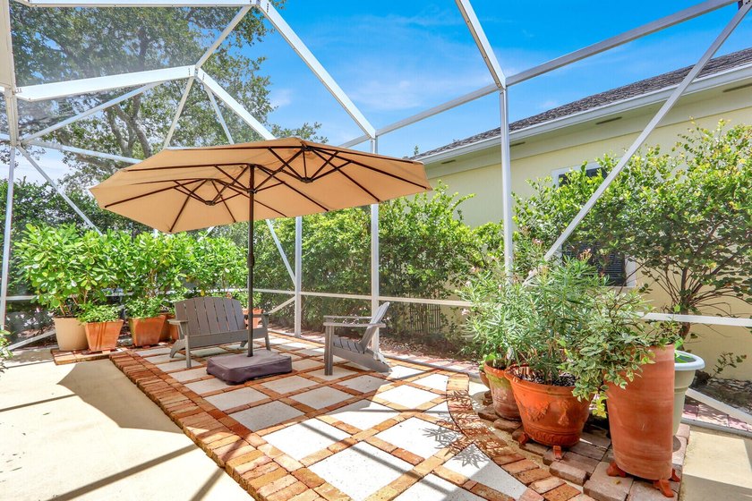 Charming 2BR/ 2 BA (NYC) style bungalow facing a large green - photo 25