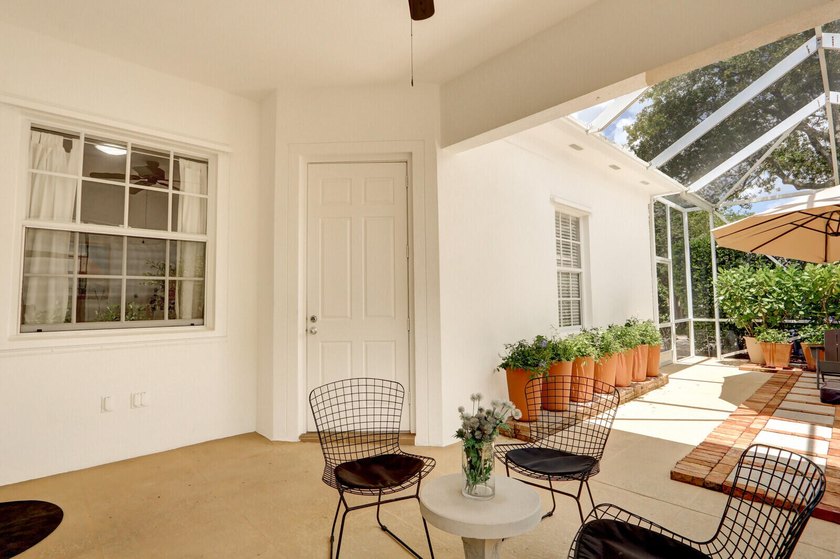Charming 2BR/ 2 BA (NYC) style bungalow facing a large green - photo 26