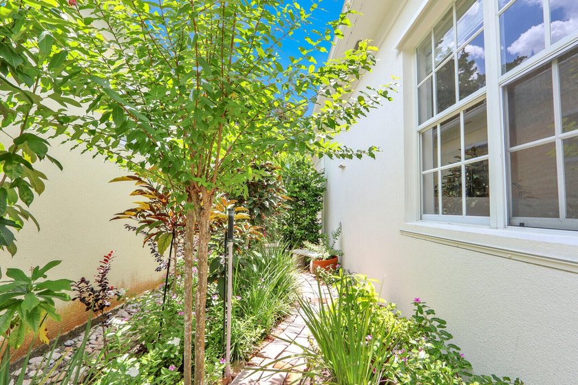 Charming 2BR/ 2 BA (NYC) style bungalow facing a large green - photo 27