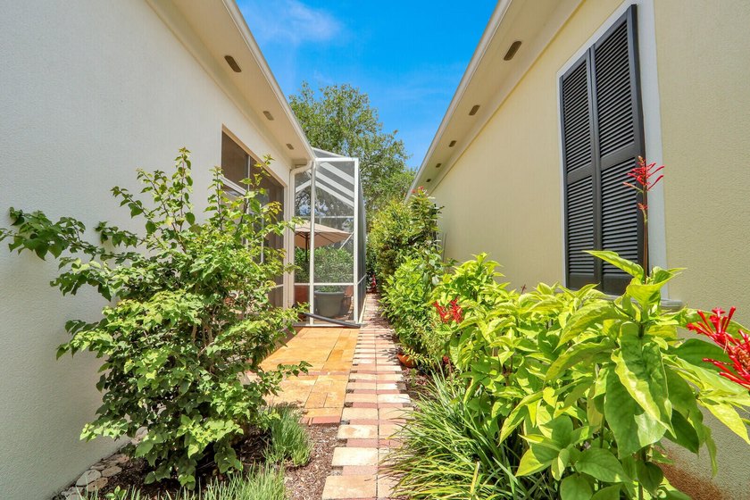 Charming 2BR/ 2 BA (NYC) style bungalow facing a large green - photo 28