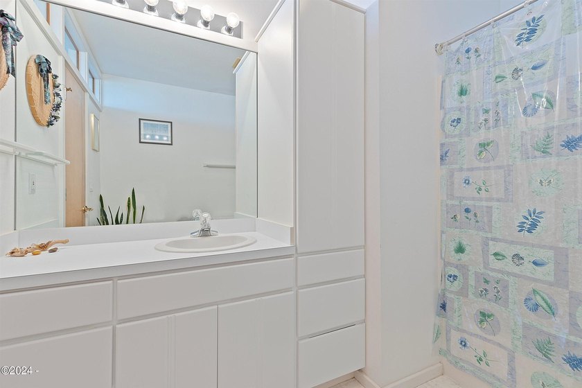 Motivated seller, submit all offers! Roads End Oceanview home - photo 31