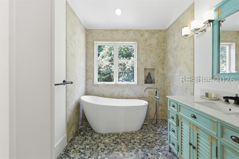 Stunning Custom-Built 4-Bedroom Home in Prime Folly Field - photo 35